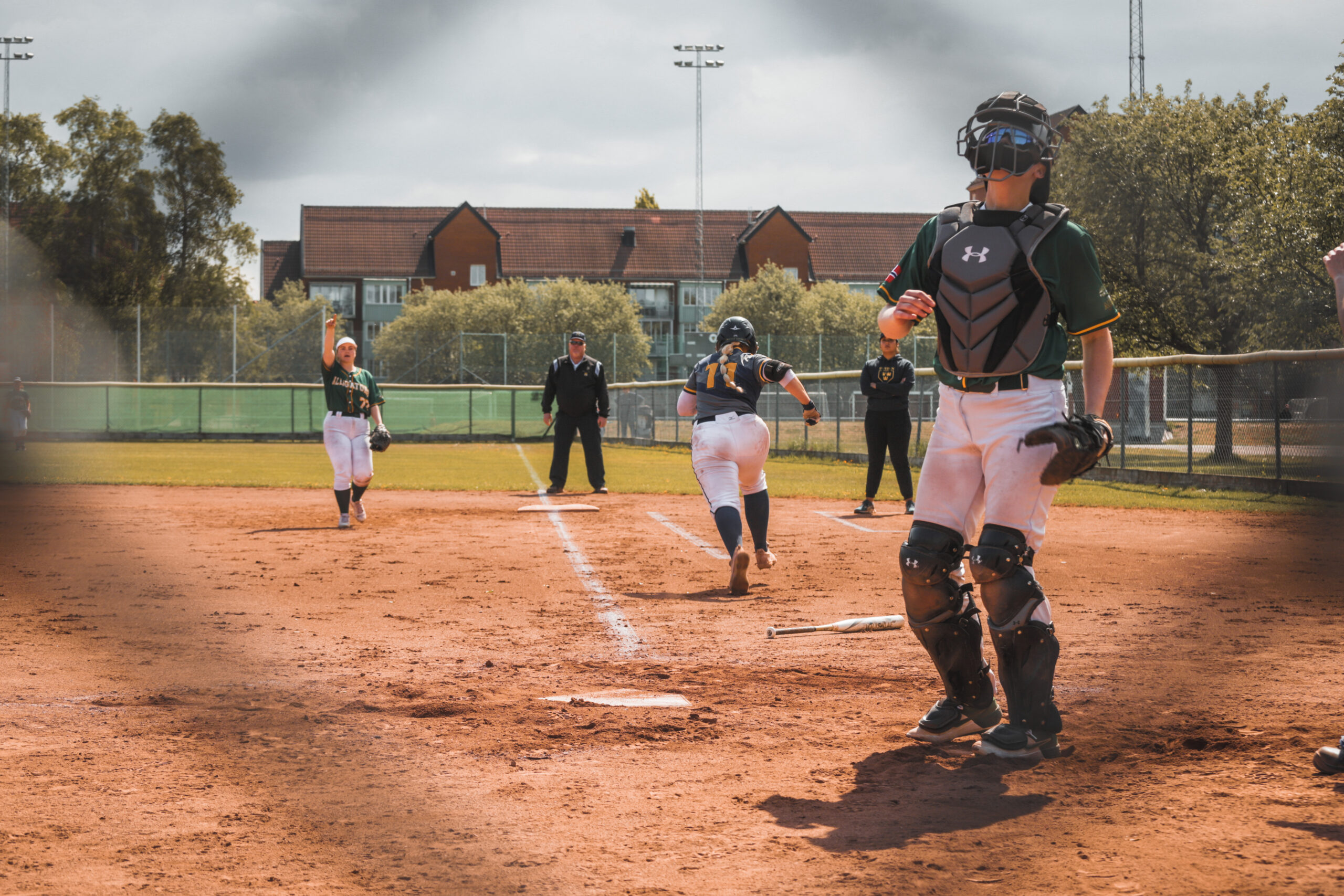 Linnea Sandal (FAL) springr mot 1B. Domare Raymond Pettersson 