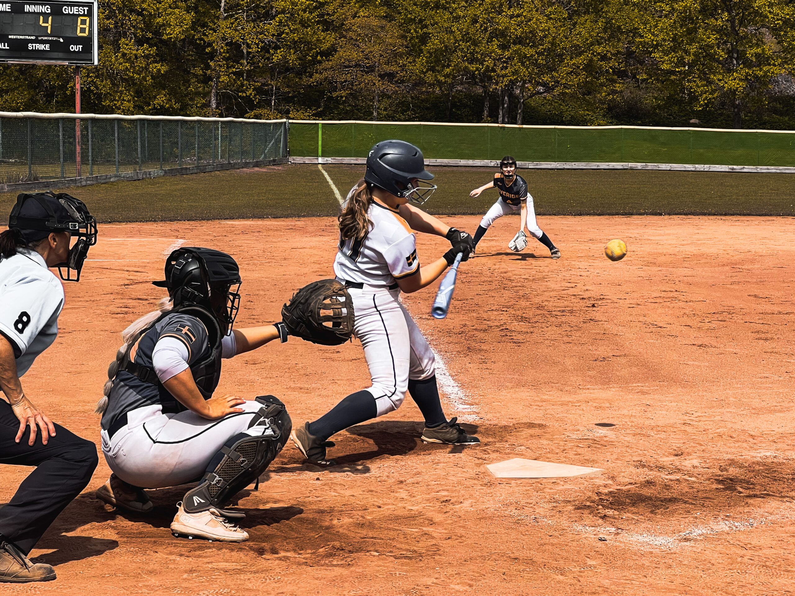 Erica Karlsson (KGA) slår. Domare Geri Lindberg, Catcher Linnea Sandahl (FAL) 3B Wilma Söderberg (SVL)