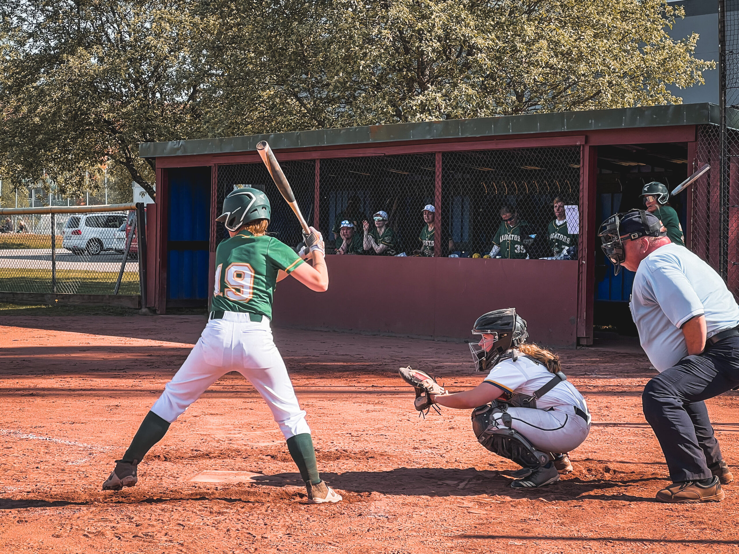 Spelare från Oslo Alligators slår. Domare Raymond Pettersson Catcher Erica Karlsson (KGA)