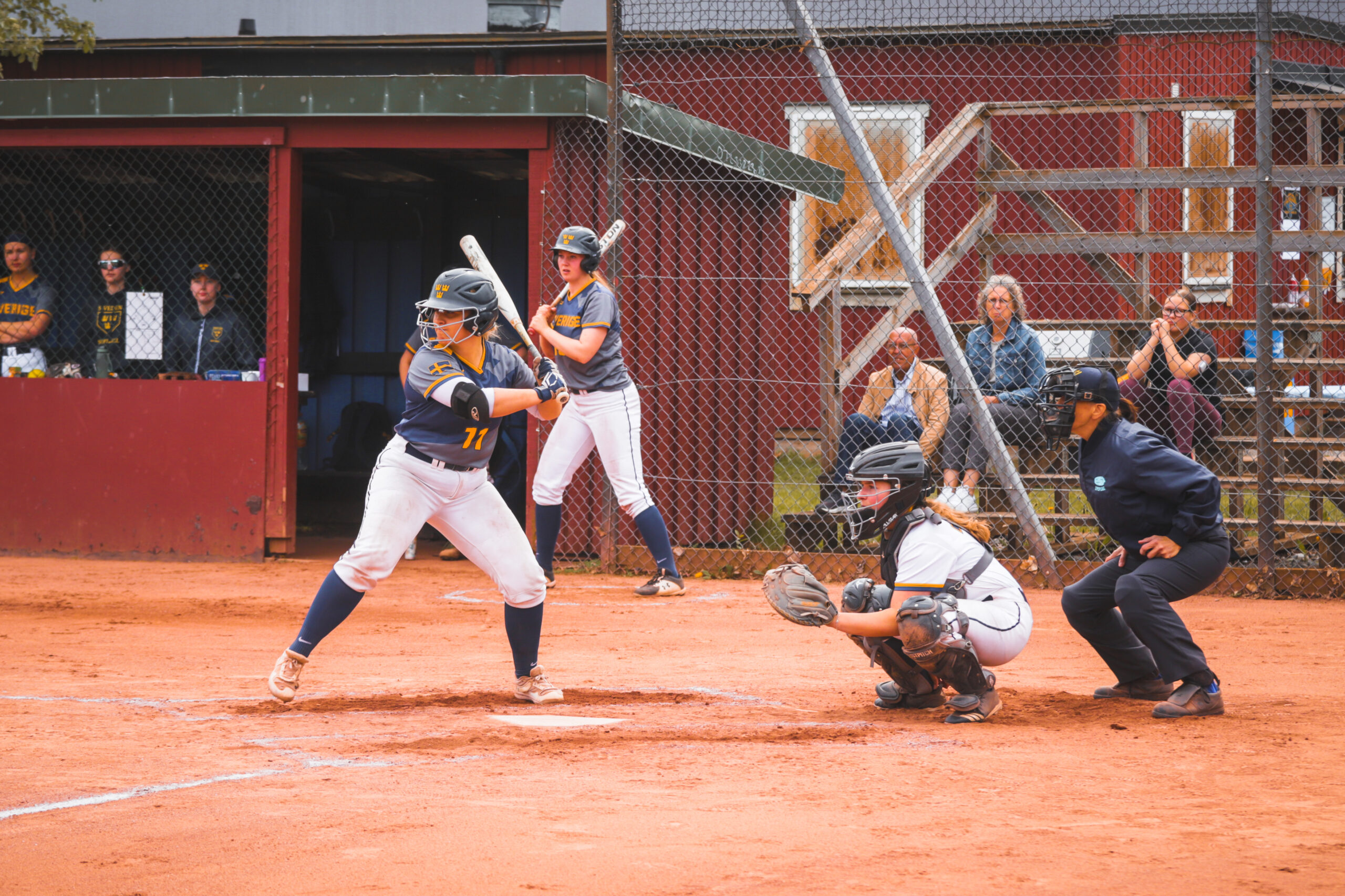 Linnea Sandahl (FAL) slår, Emelie Eriksson (SÖD) on deck, Erica Karlsson (KGA) catchar, Geri Lindberg domare. 