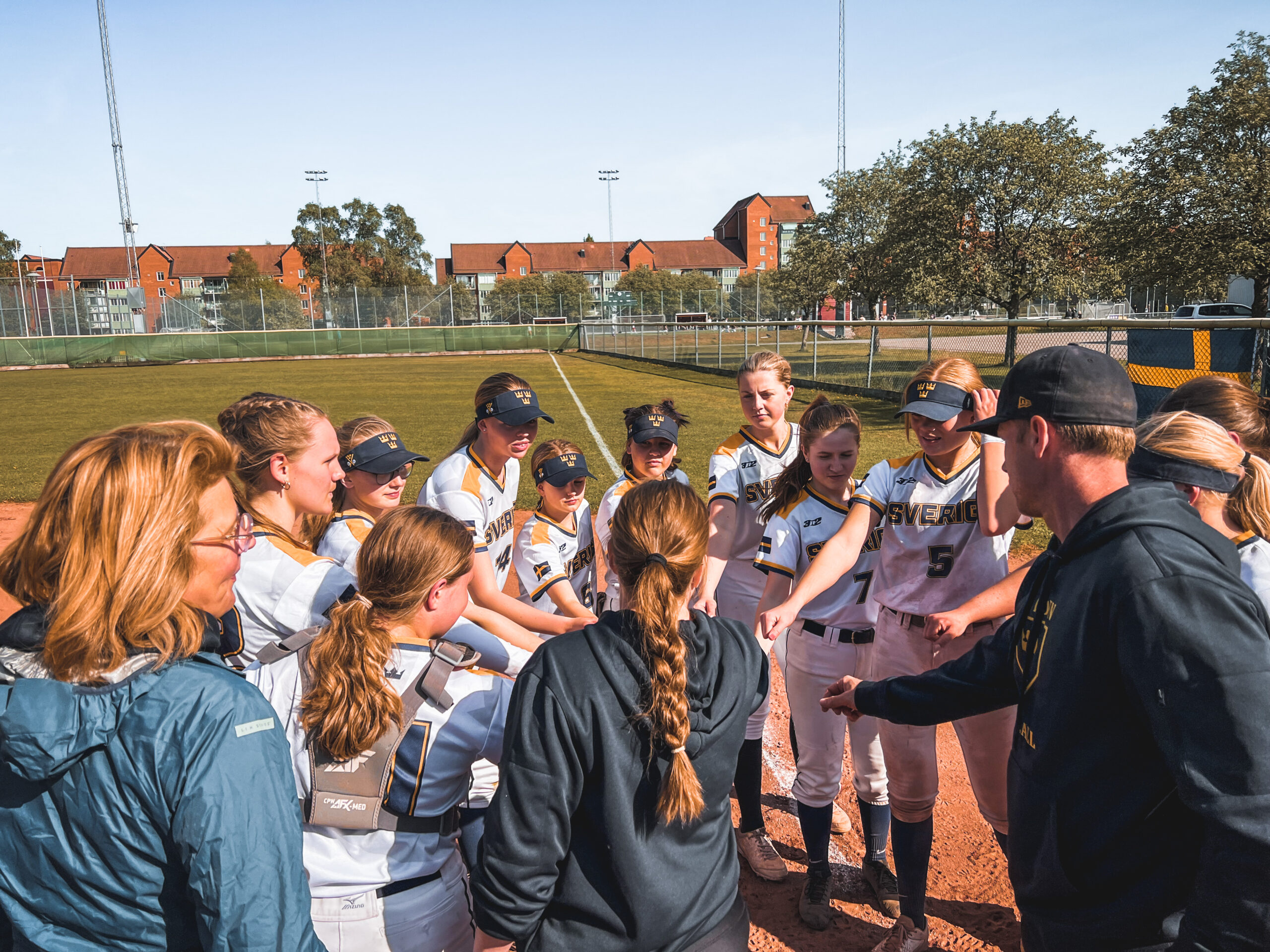 FV: Maria (C), Molly Flemström (KGA), Hilma Jefsten (SVL), Erica
Karlsson (KGA), Lisa Brånvall ljungman (SÖD), Ronja Cannehag (KGA), Vera Sjödin
(KGA), Jonna Källström (HC)Johanna Lindkvist (KGA), Erisa Kelmendi (ÖRE), Ebba
Ervasti (SVL), Magnus Pilegård (C)