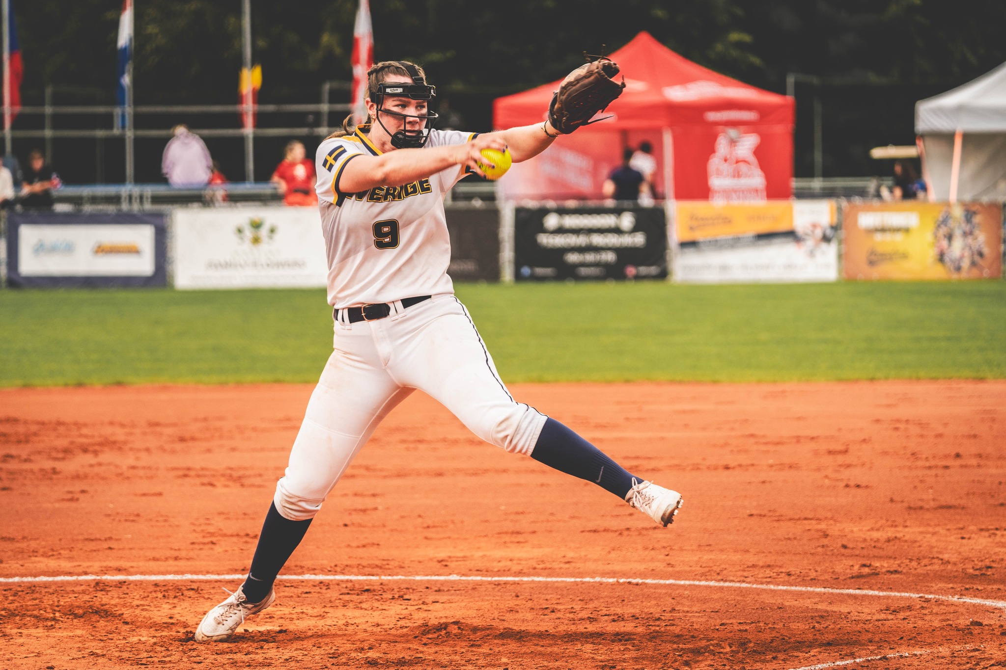 Sofia Eriksson pitchar. Photos by Petra Voet